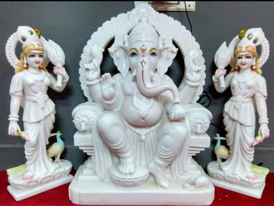 Marble Ganesha With Ridhi And Sidhi In Lohit
